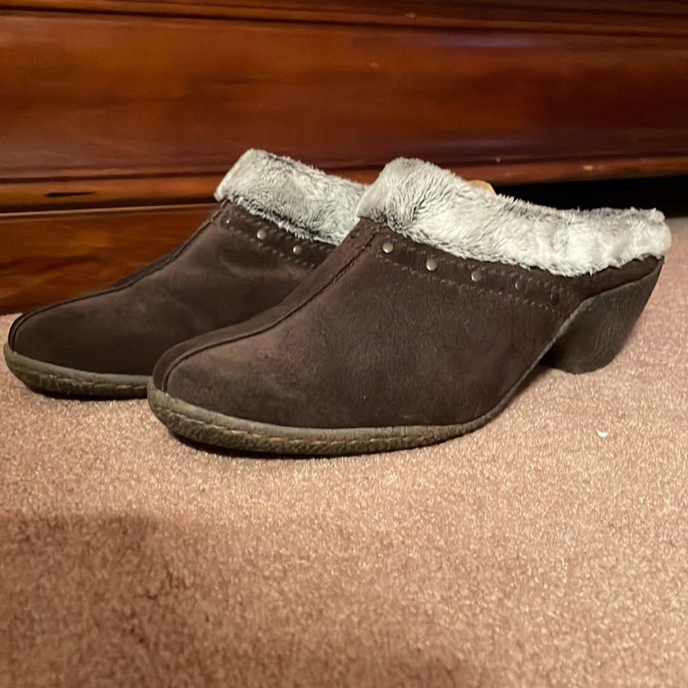 Ladies “Relaxshoe”, size 40. Furry interior with slight heel.